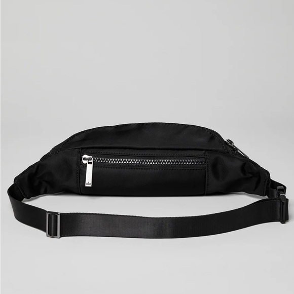 Alo Yoga EXPLORER FANNY PACK in Black - Picture 4 of 5
